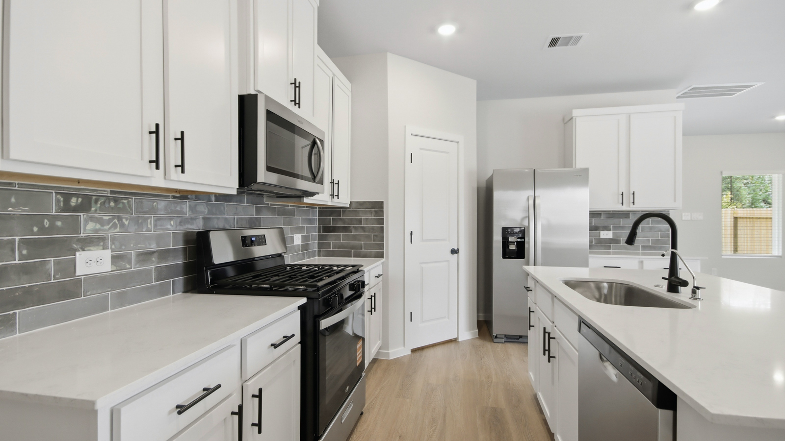 Model Open 7 days a week 105 Golden Eagle Blvd., New Waverly, TX 77358 1-2 story home, 3,4,5,6 bed homes with 1,2,3 baths.