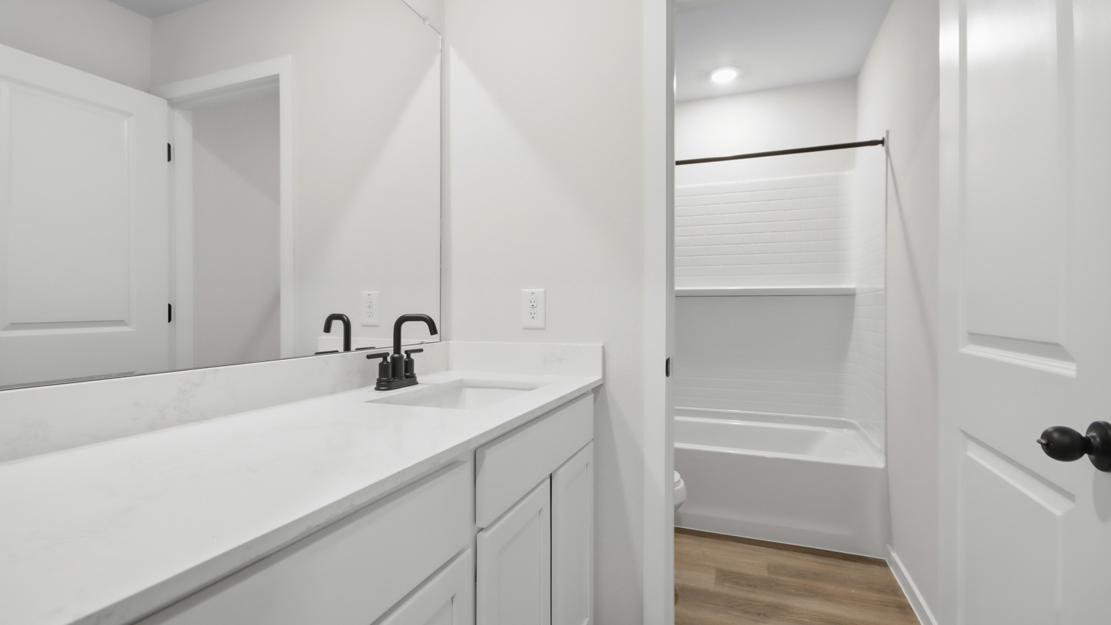 Secondary bathroom with tub/shower combo with quartz counter tops in New Waverly TX