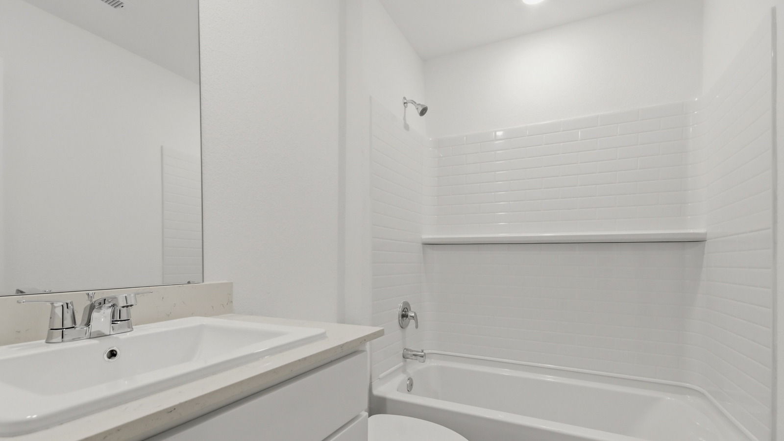 Secondary bathroom with tub/shower combo with quartz counter tops in New Waverly TX