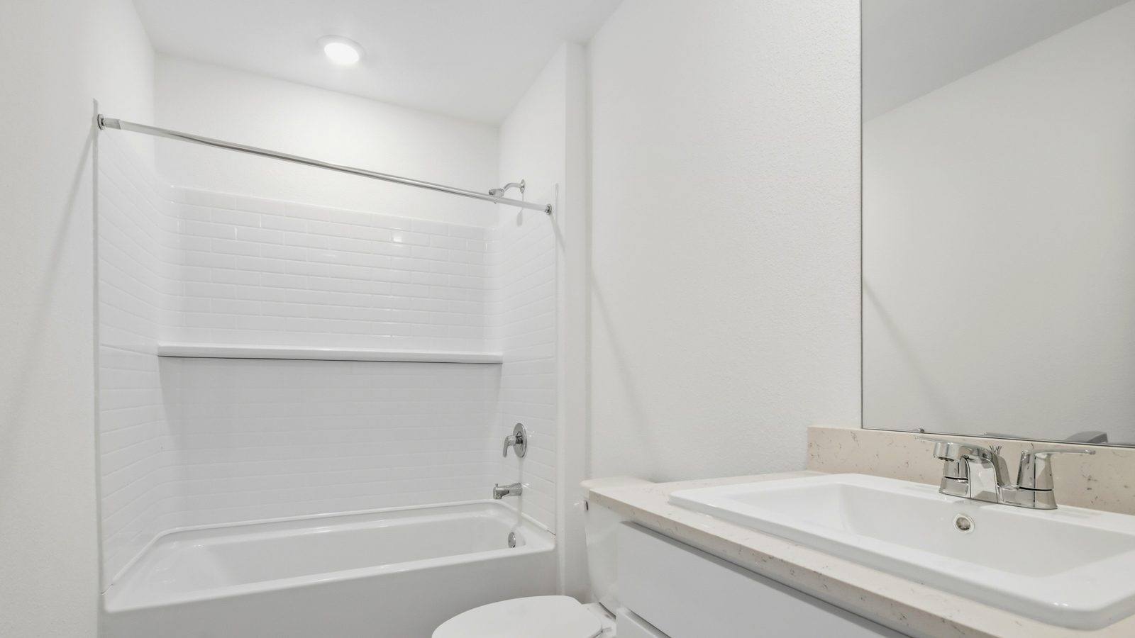 Secondary bathroom with tub/shower combo with quartz counter tops in New Waverly TX