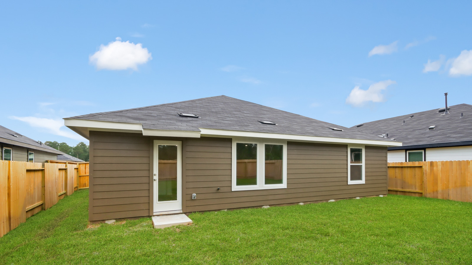 Model Open 7 days a week 105 Golden Eagle Blvd., New Waverly, TX 77358 1-2 story home, 3,4,5,6 bed homes with 1,2,3 baths.