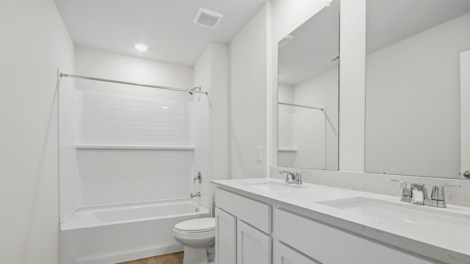 Secondary bathroom with tub/shower combo with quartz counter tops in New Waverly TX
