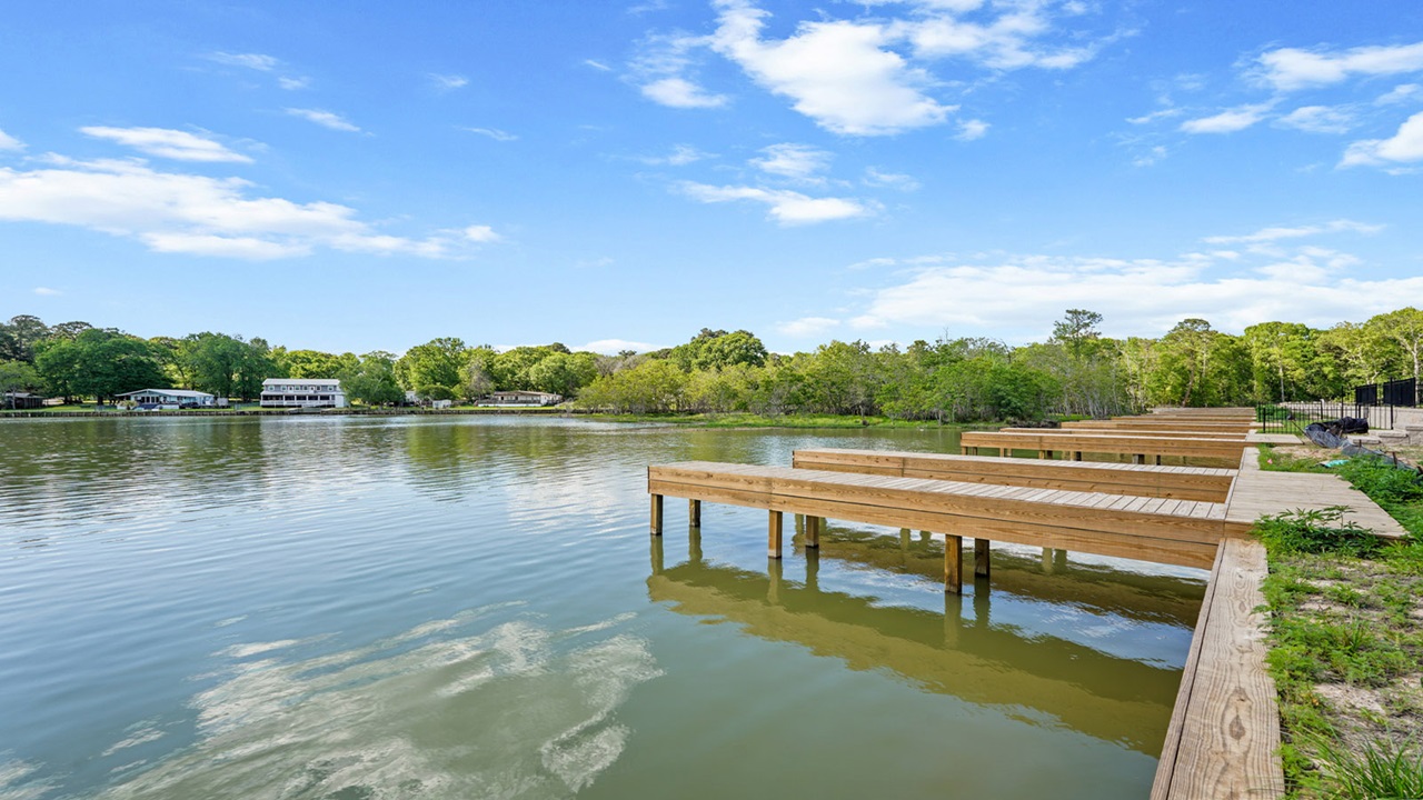 Private boat docks and lake access at Lake Conroe Cove
