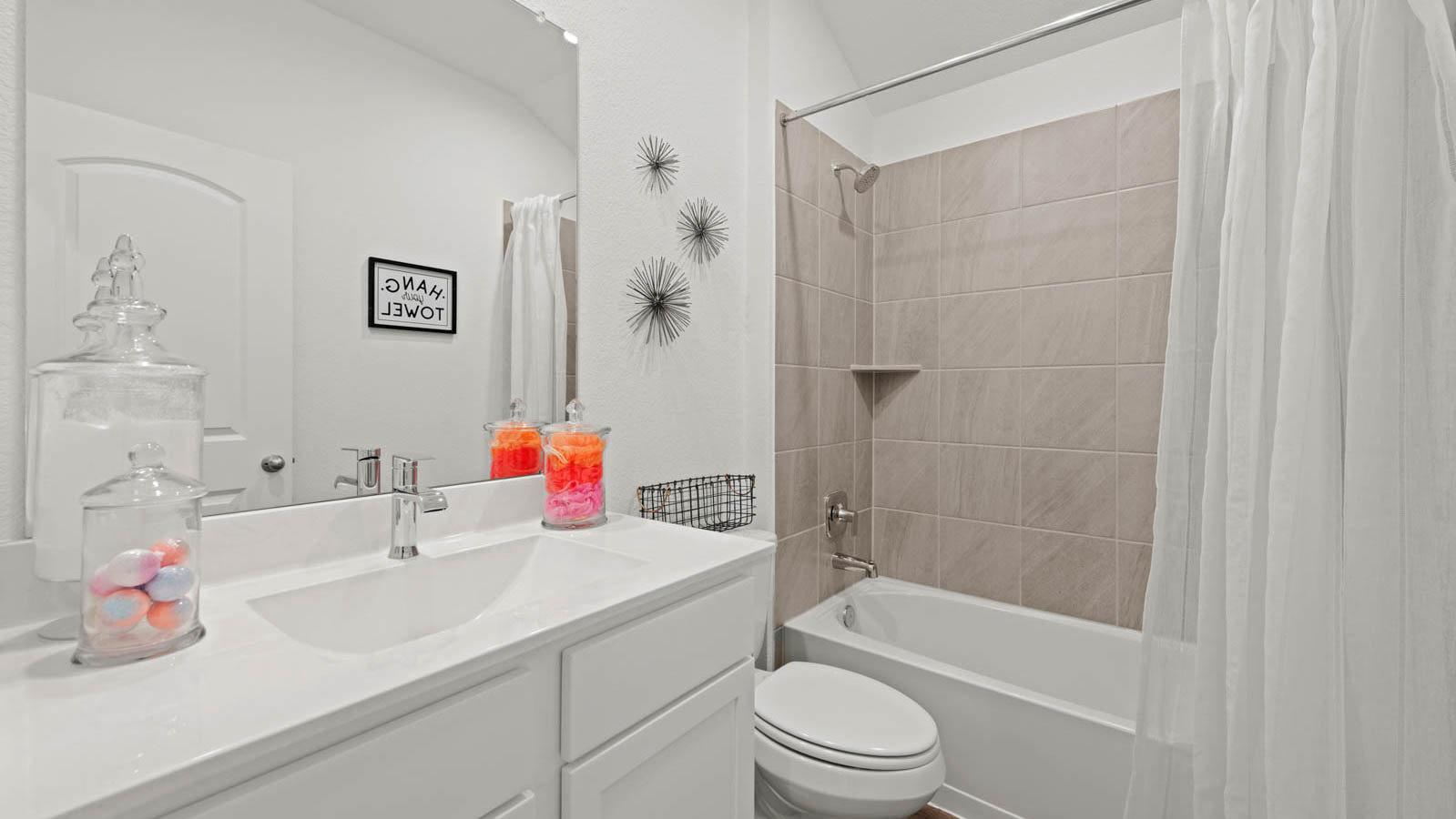 secondary bathroom with tub/shower combo