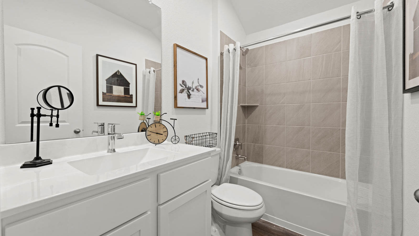 secondary bathroom with tub/shower combo