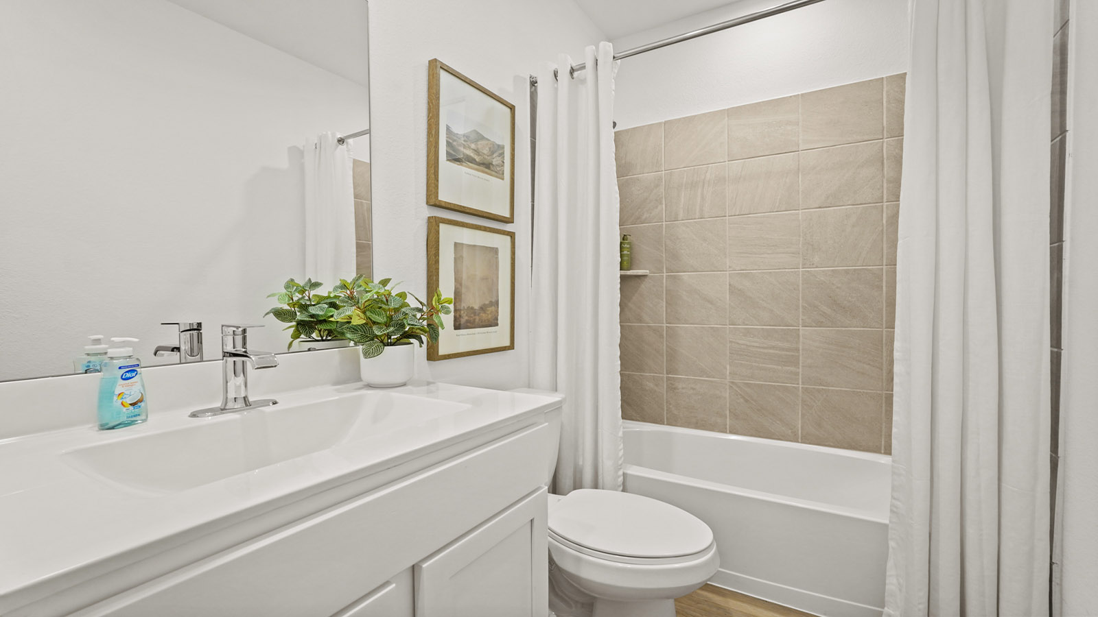 secondary bathroom with tub/shower combo