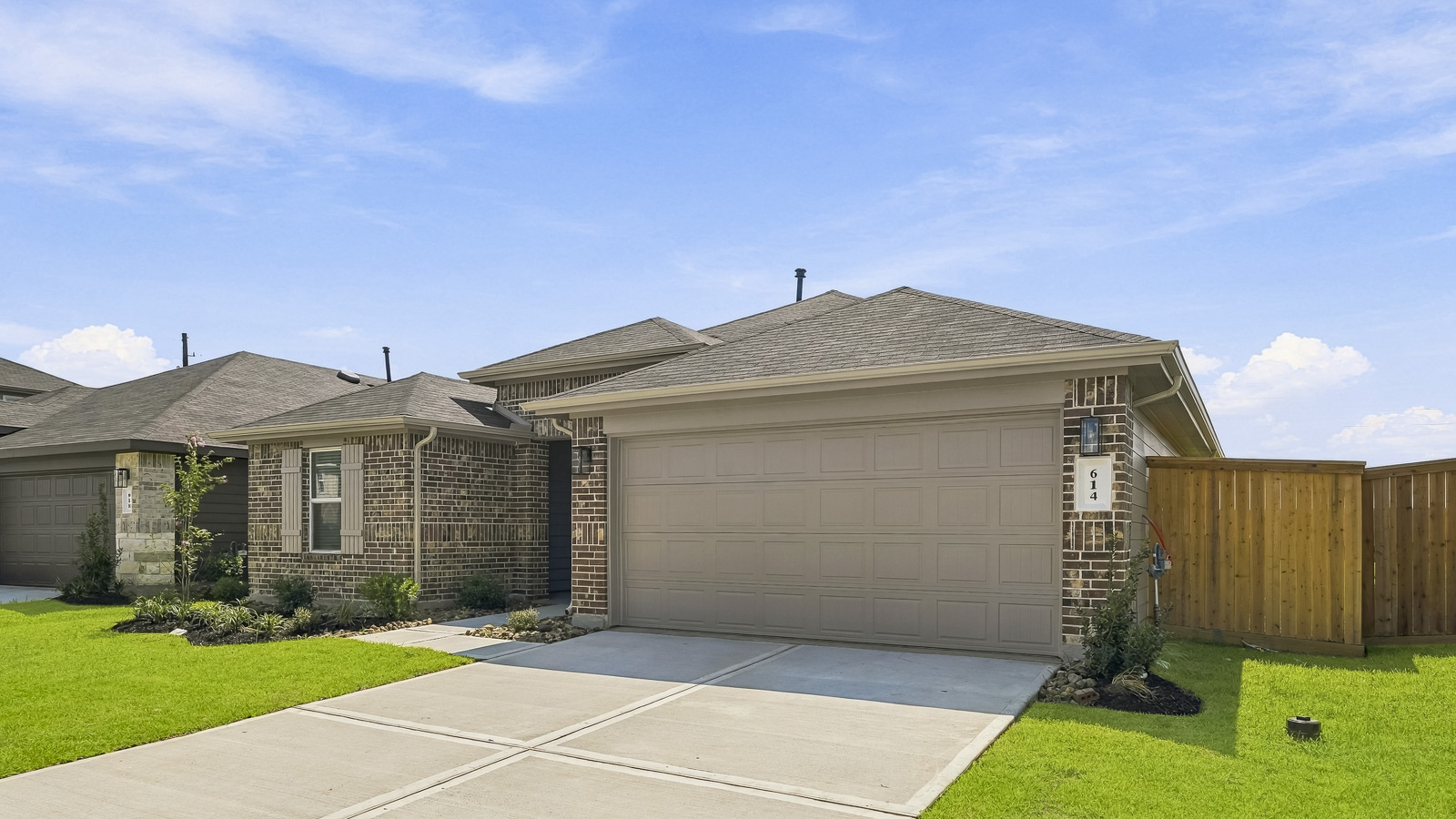 one story home with 2 car garage