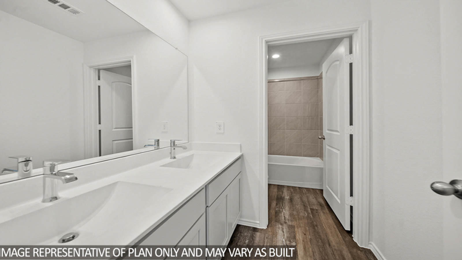 Secondary bathroom with tub/shower combo