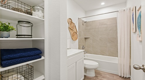 Secondary bathroom with tub/shower combo