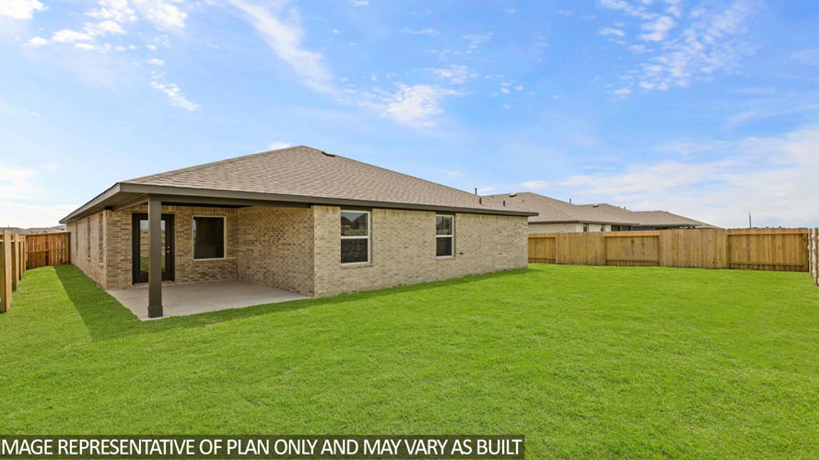 Spacious backyard with back patio and overhead light.