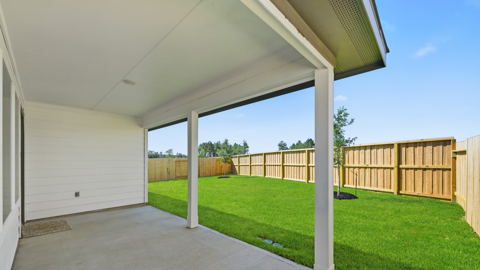 covered patio with overhead lighting