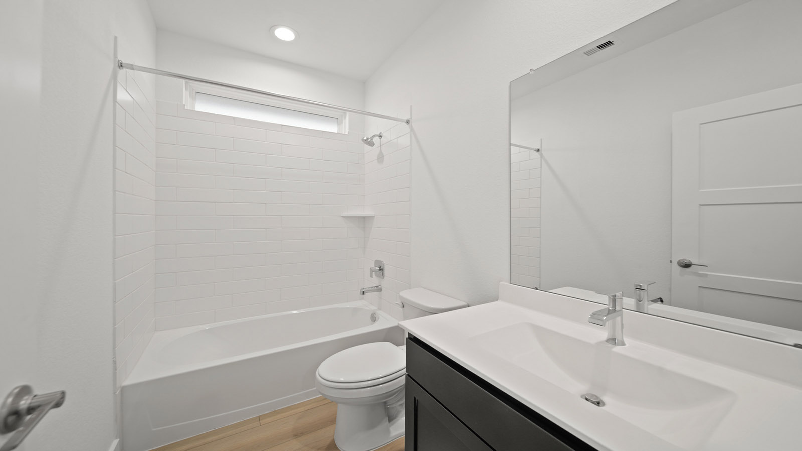 Secondary bathroom with shower/tub combo