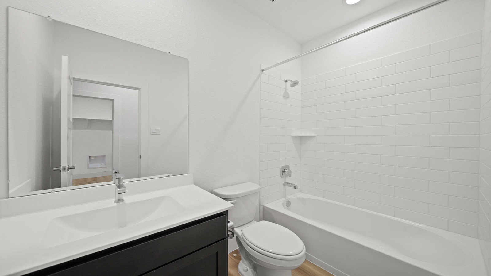 Secondary bathroom with shower/tub combo