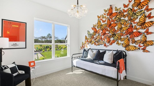 Secondary bedroom with butterfly decor
