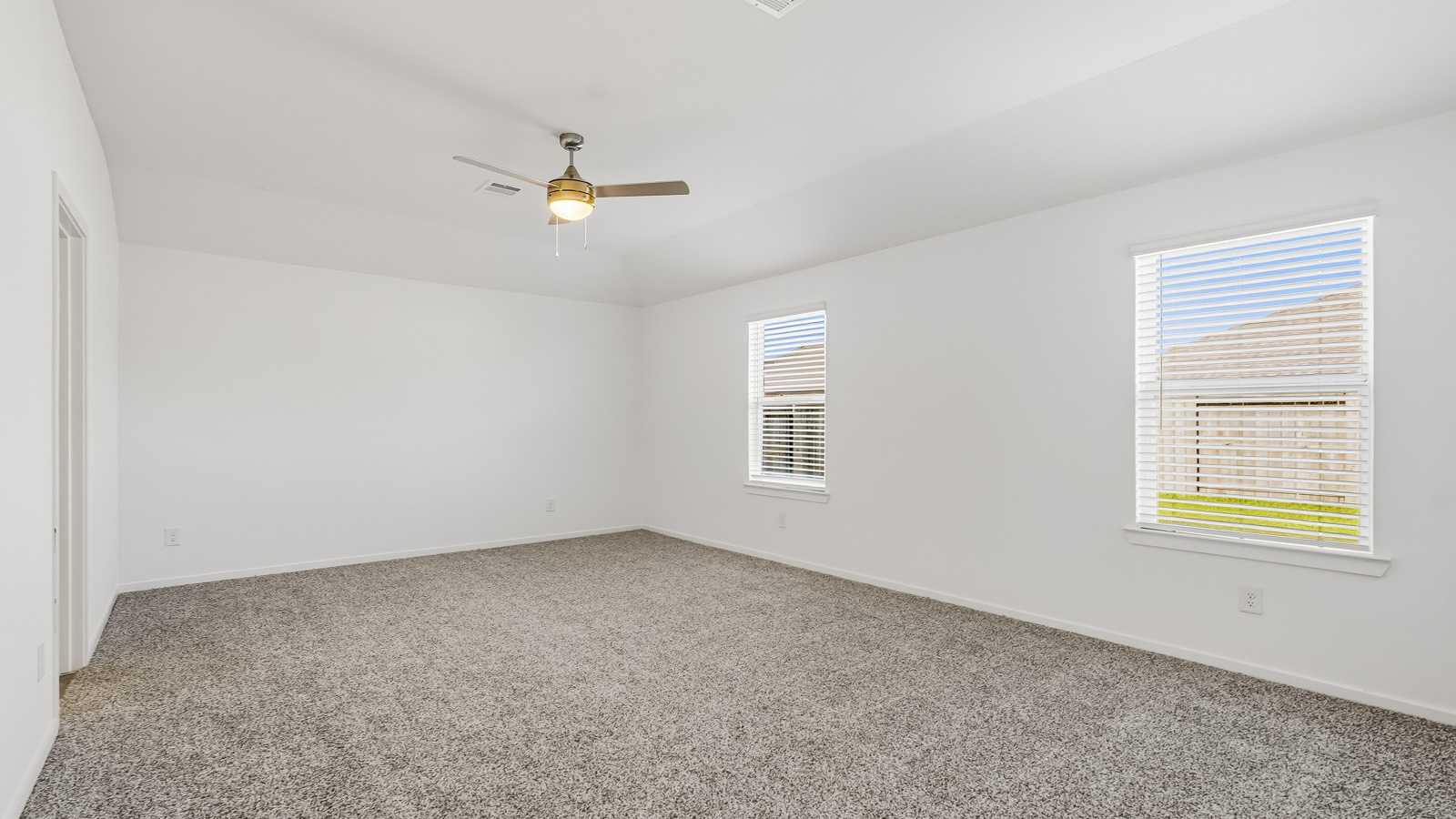 primary bedroom with carpet flooring