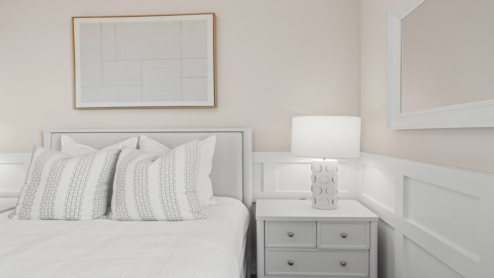 Secondary bedroom with carpet flooring