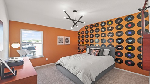 secondary bedroom with carpet flooring