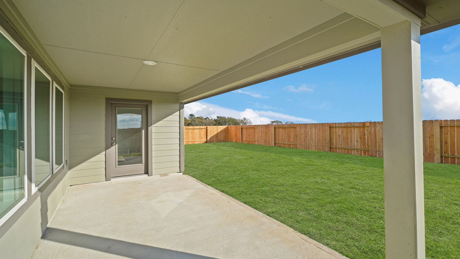 covered patio with overhead lighting