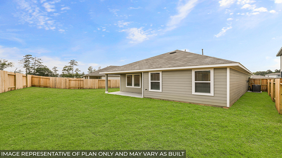 Spacious backyard with back patio and overhead light.