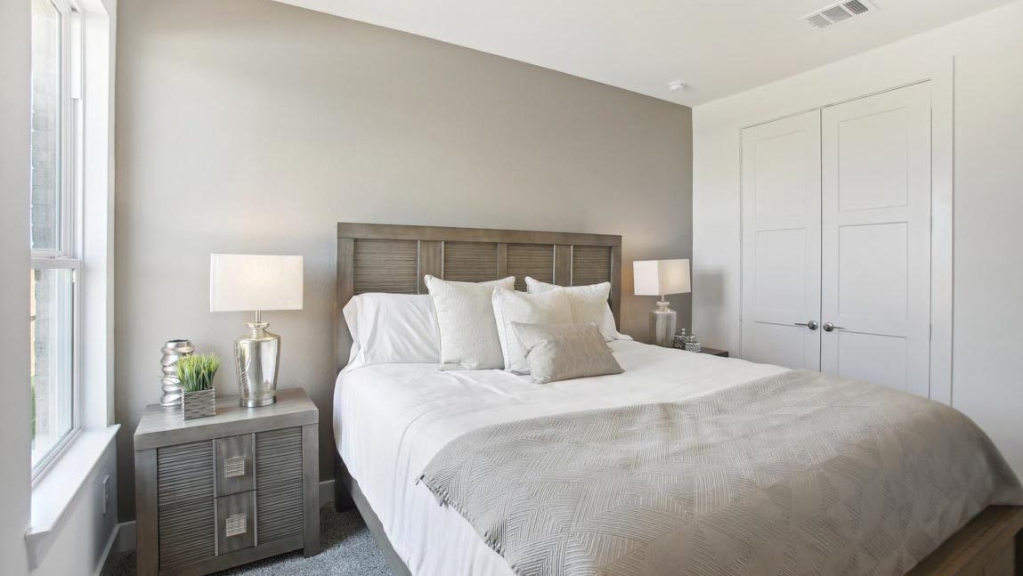 secondary bedroom with carpet flooring