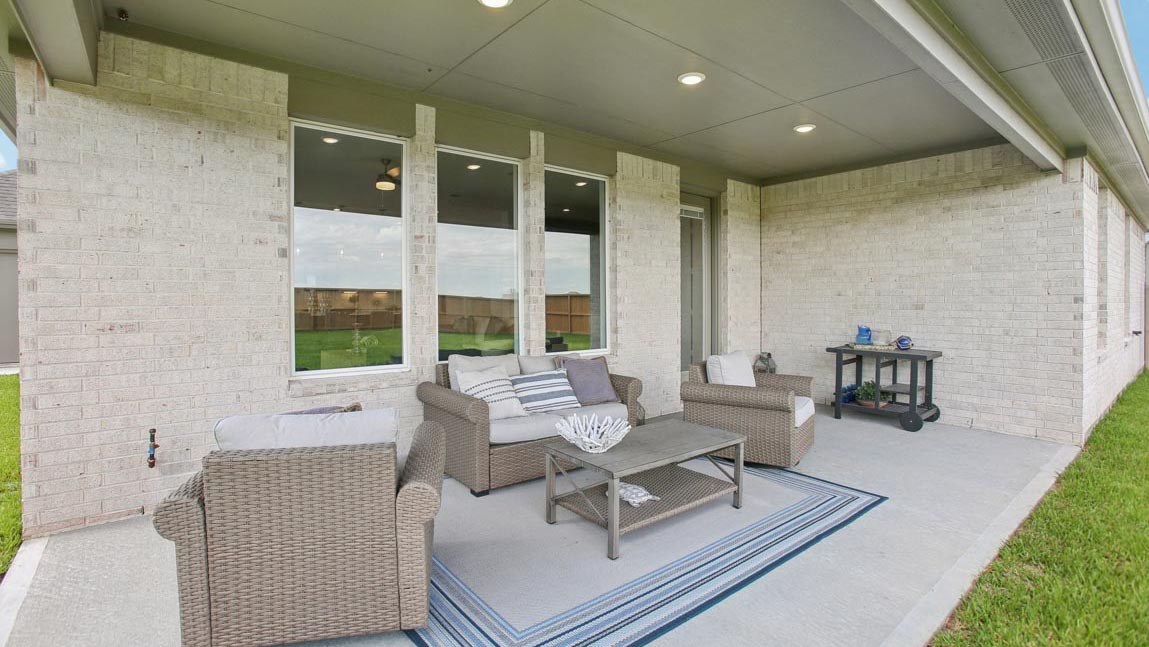 covered patio with overhead lighting