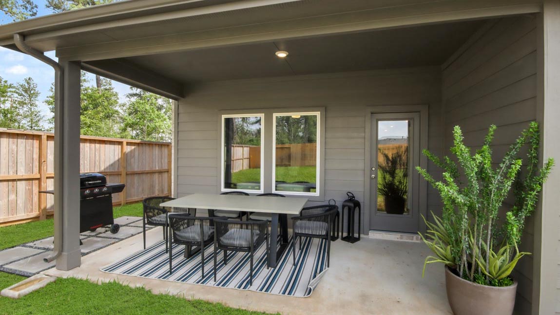 Spacious backyard with back patio and overhead light.
