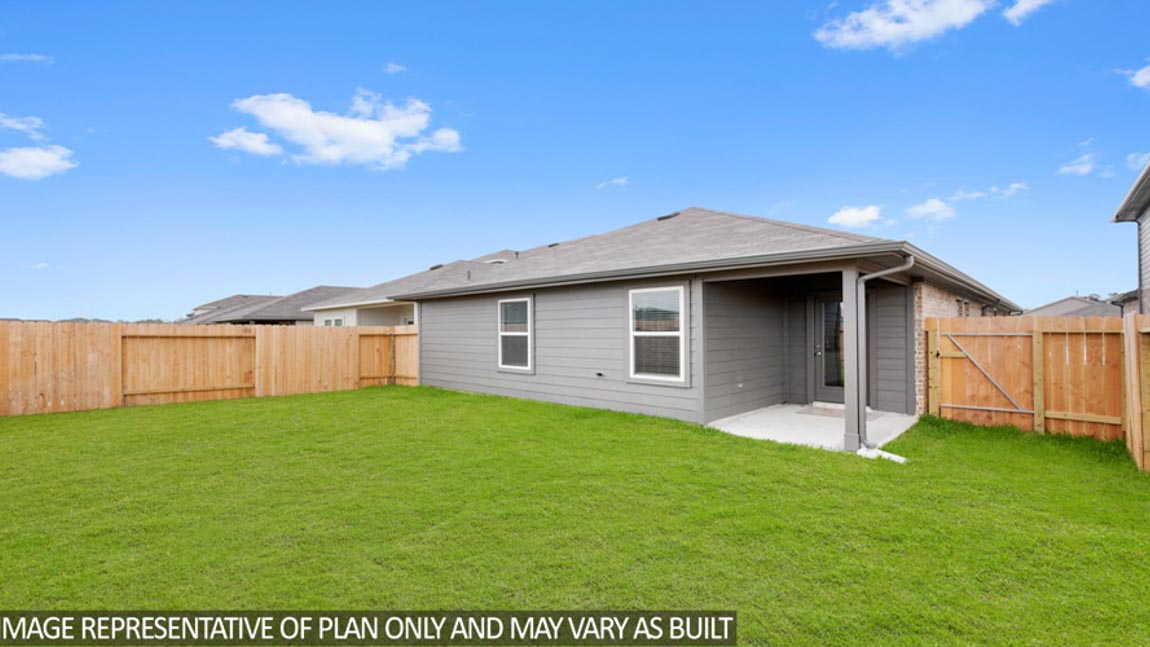 Spacious backyard with back patio and overhead light.