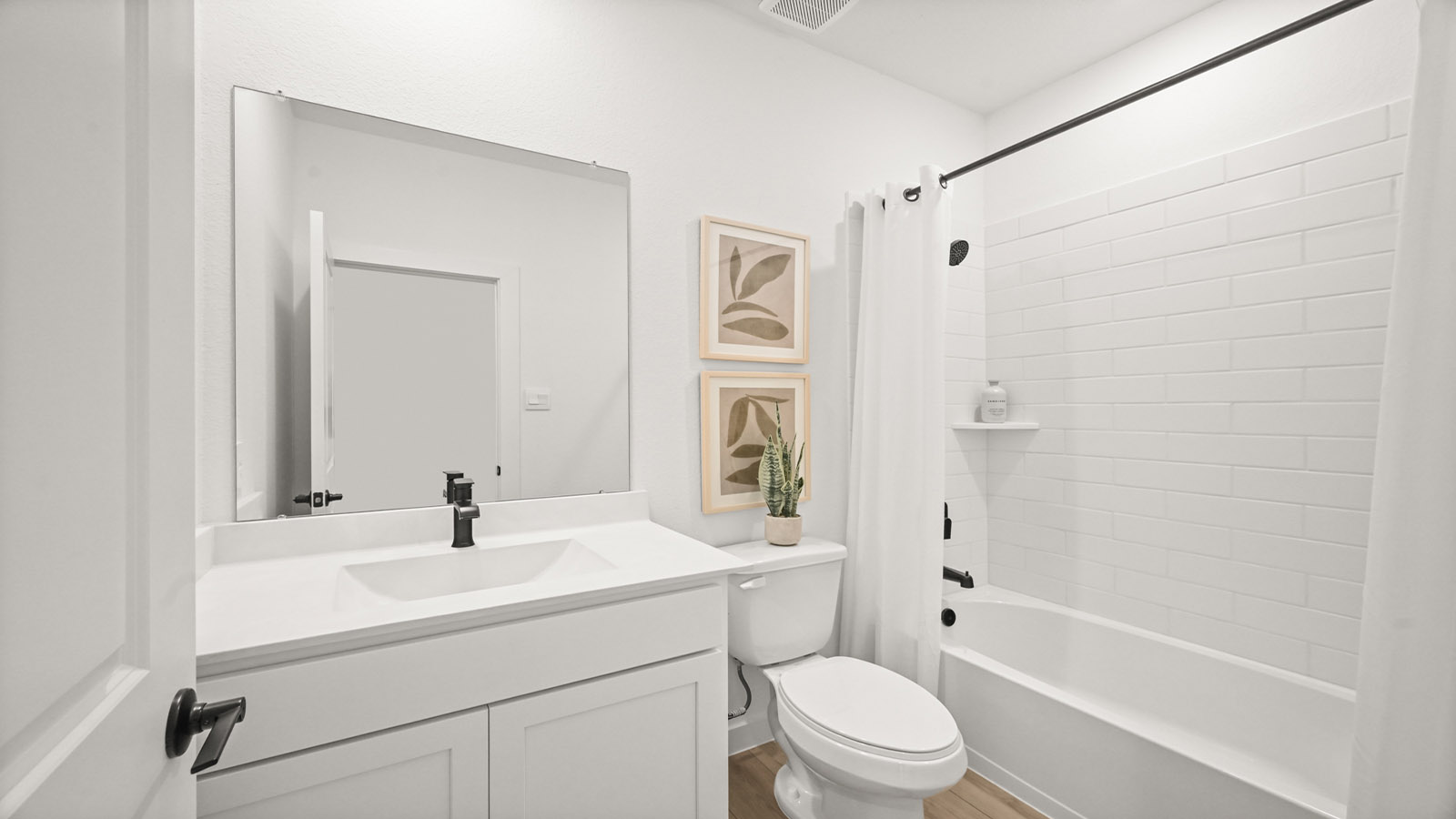 secondary bathroom with tub/shower combo