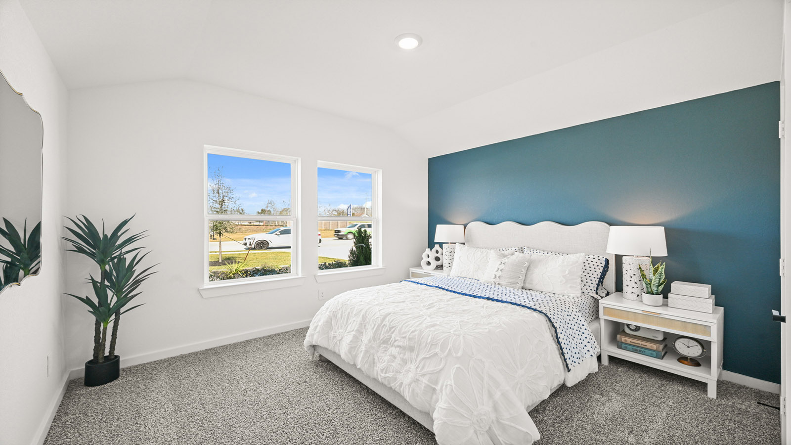 secondary bedroom with carpet flooring