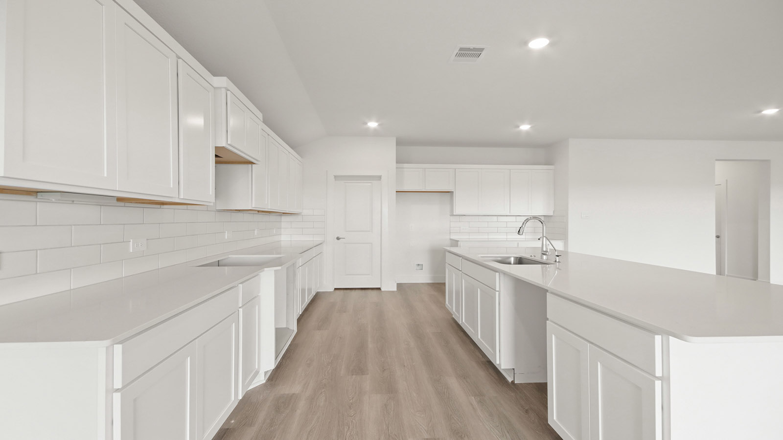Spacious kitchen with lots of beautiful cabinets
