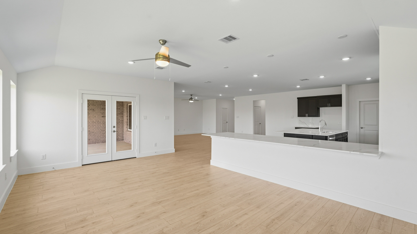 entertainment room with vinyl flooring