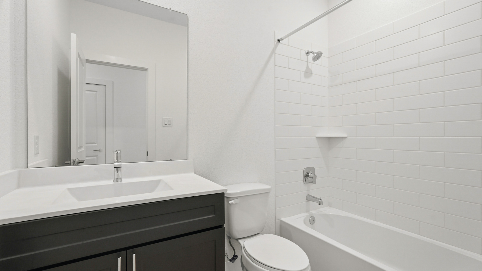 Secondary bathroom with tub/shower combo