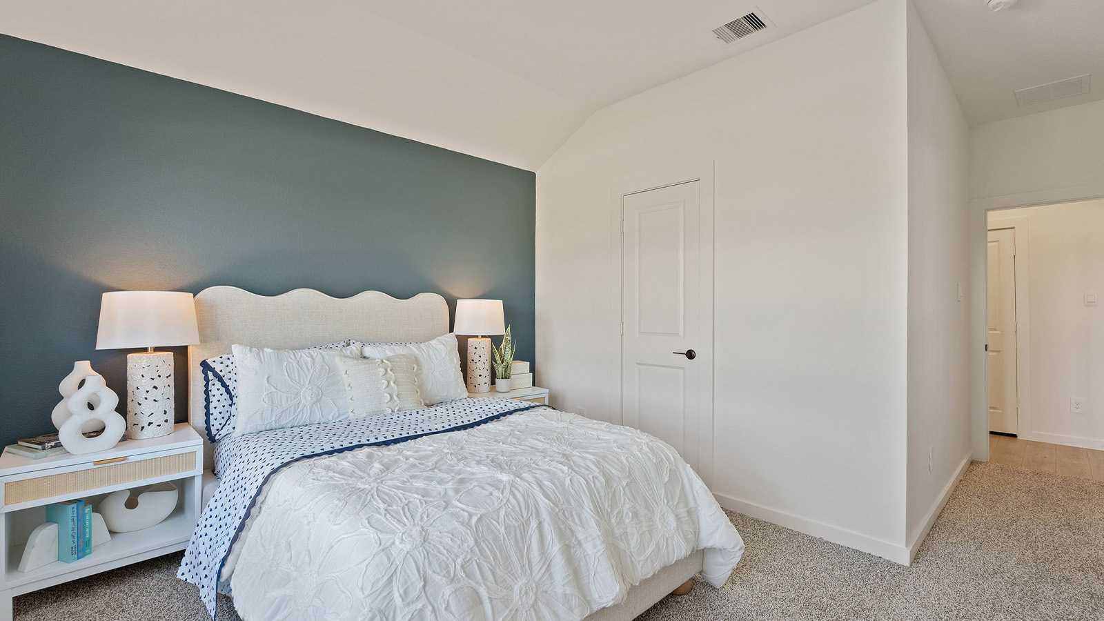 secondary bedroom with carpet flooring