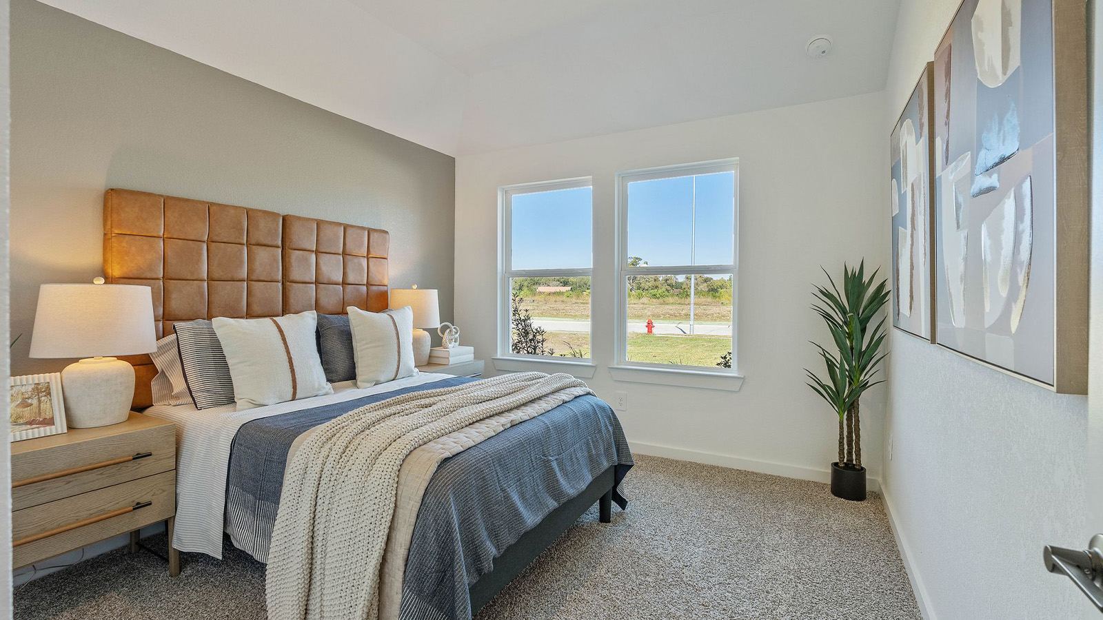 secondary bedroom with carpet flooring