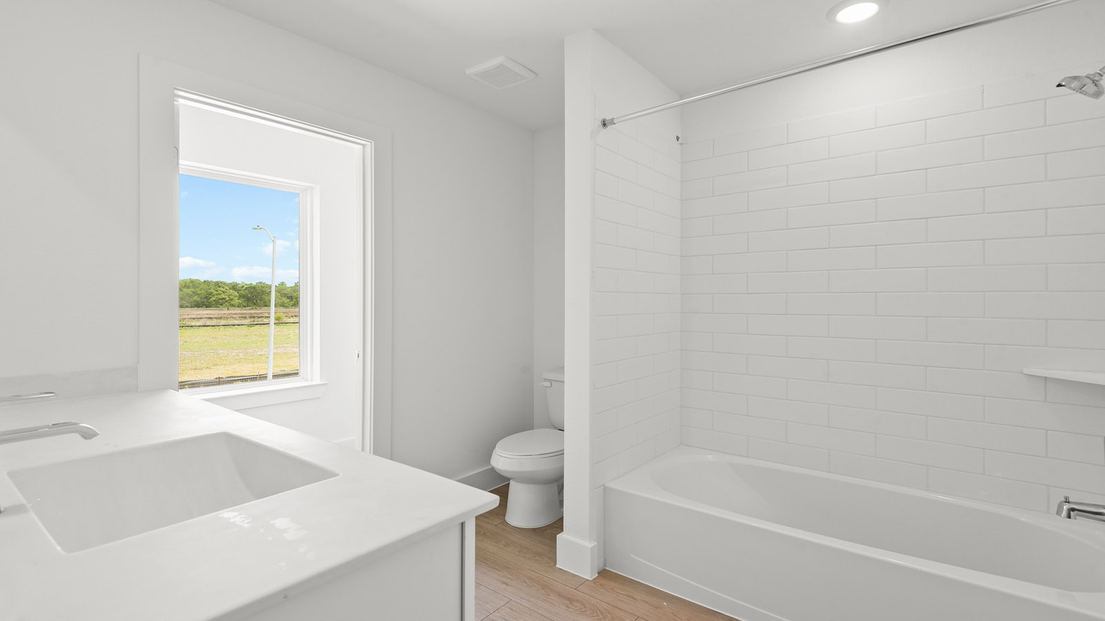 Secondary bathroom with tub/shower combo