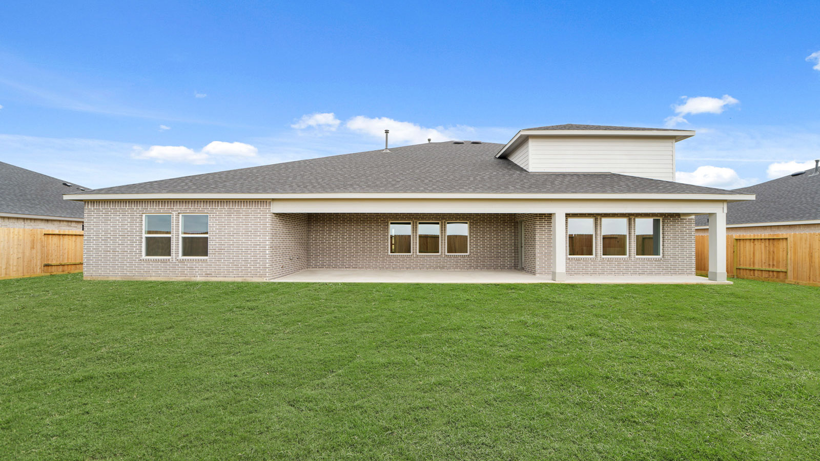 covered patio with overhead lighting