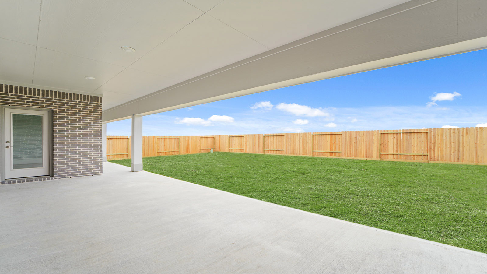 covered patio with overhead lighting