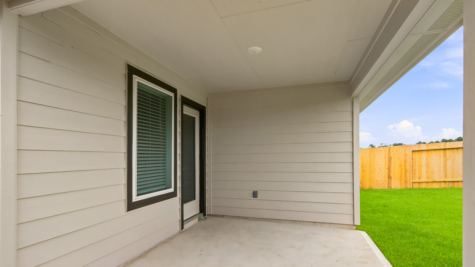 covered patio with overhead lighting