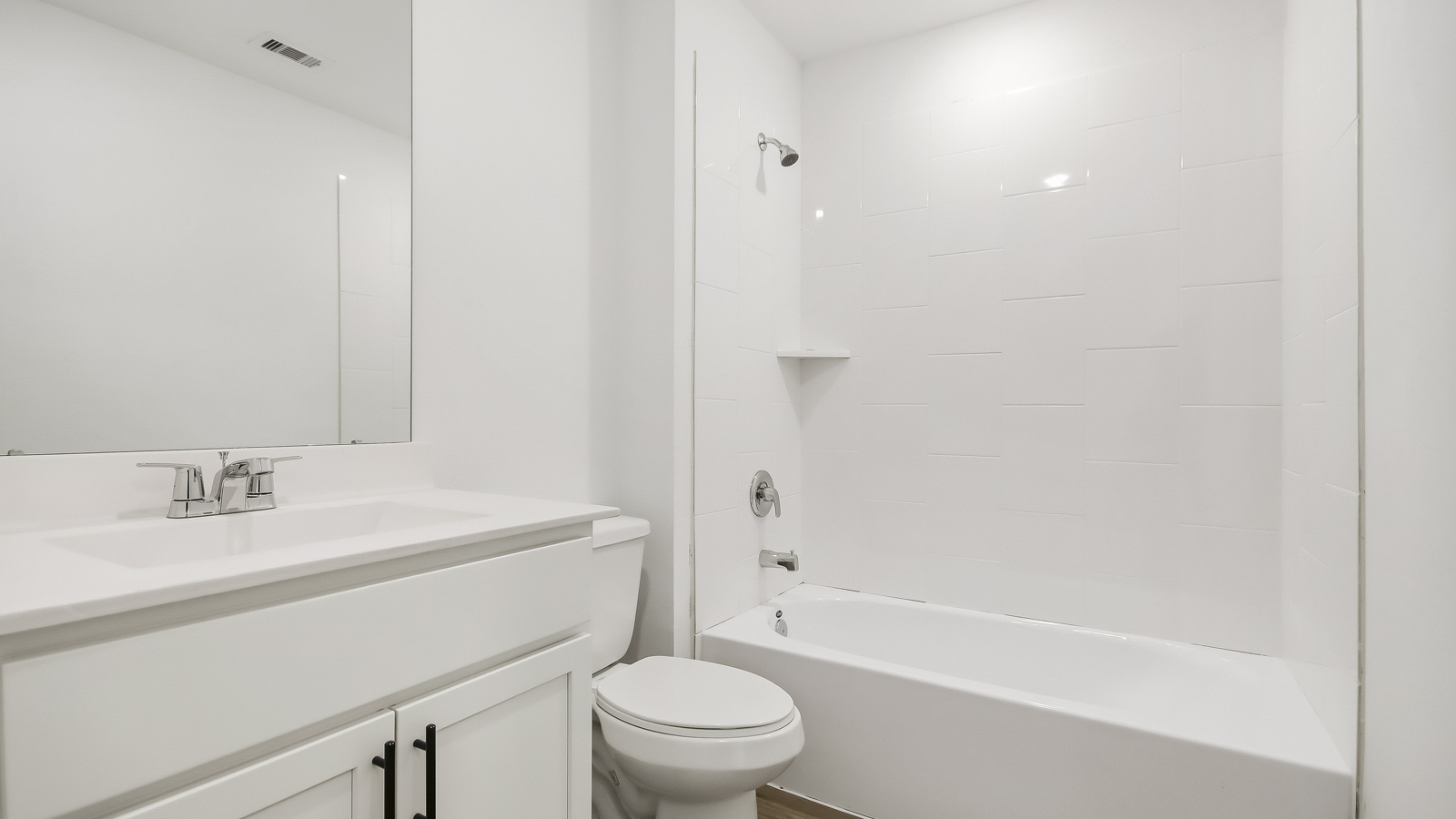 Secondary bathroom with tub/shower combo