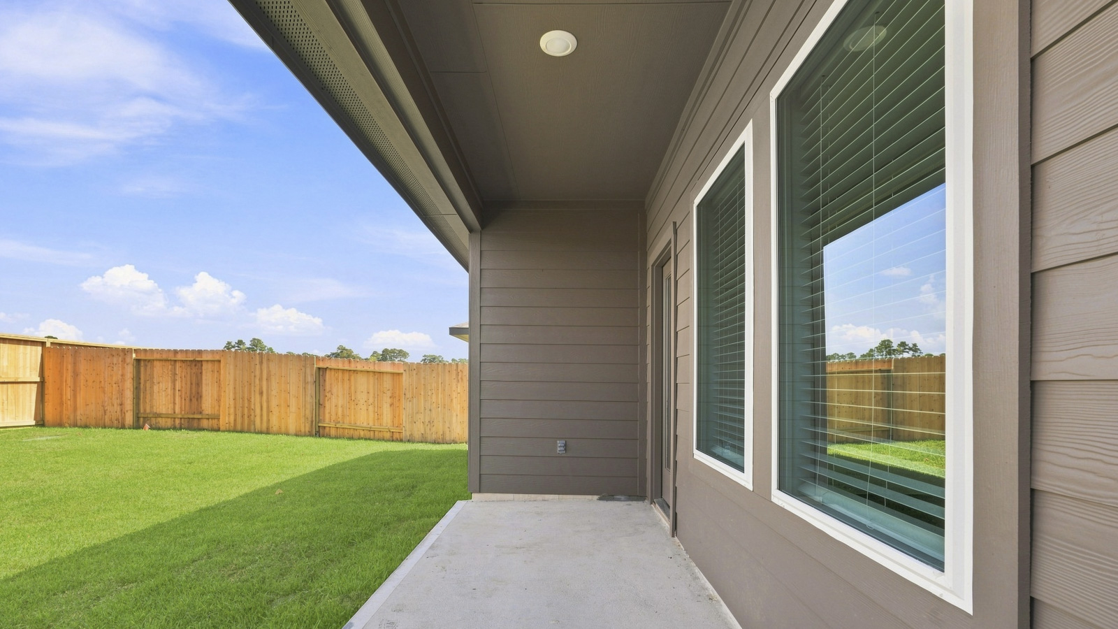 covered patio with overhead lighting