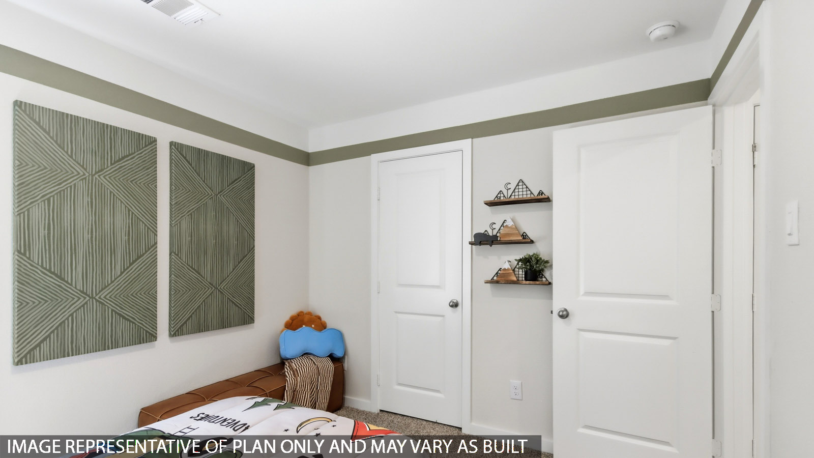 secondary bedroom with carpet flooring