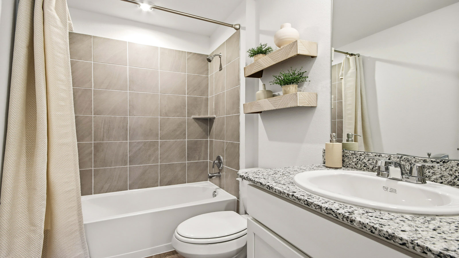 Secondary bathroom with tub/shower combo