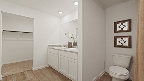Secondary bathroom with double sinks