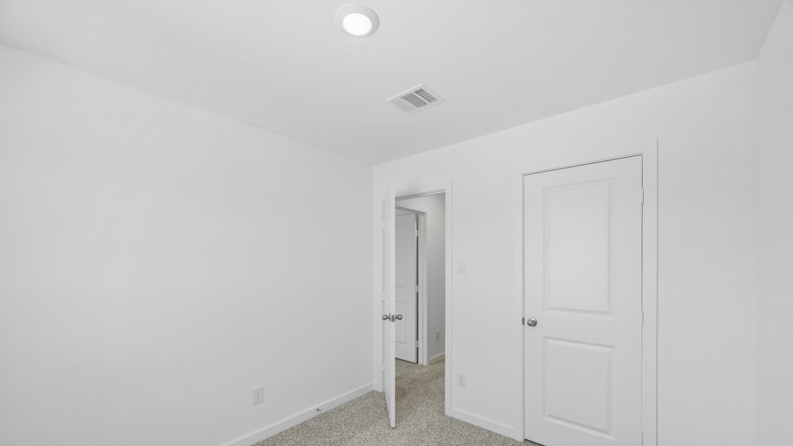 secondary bedroom with carpet flooring