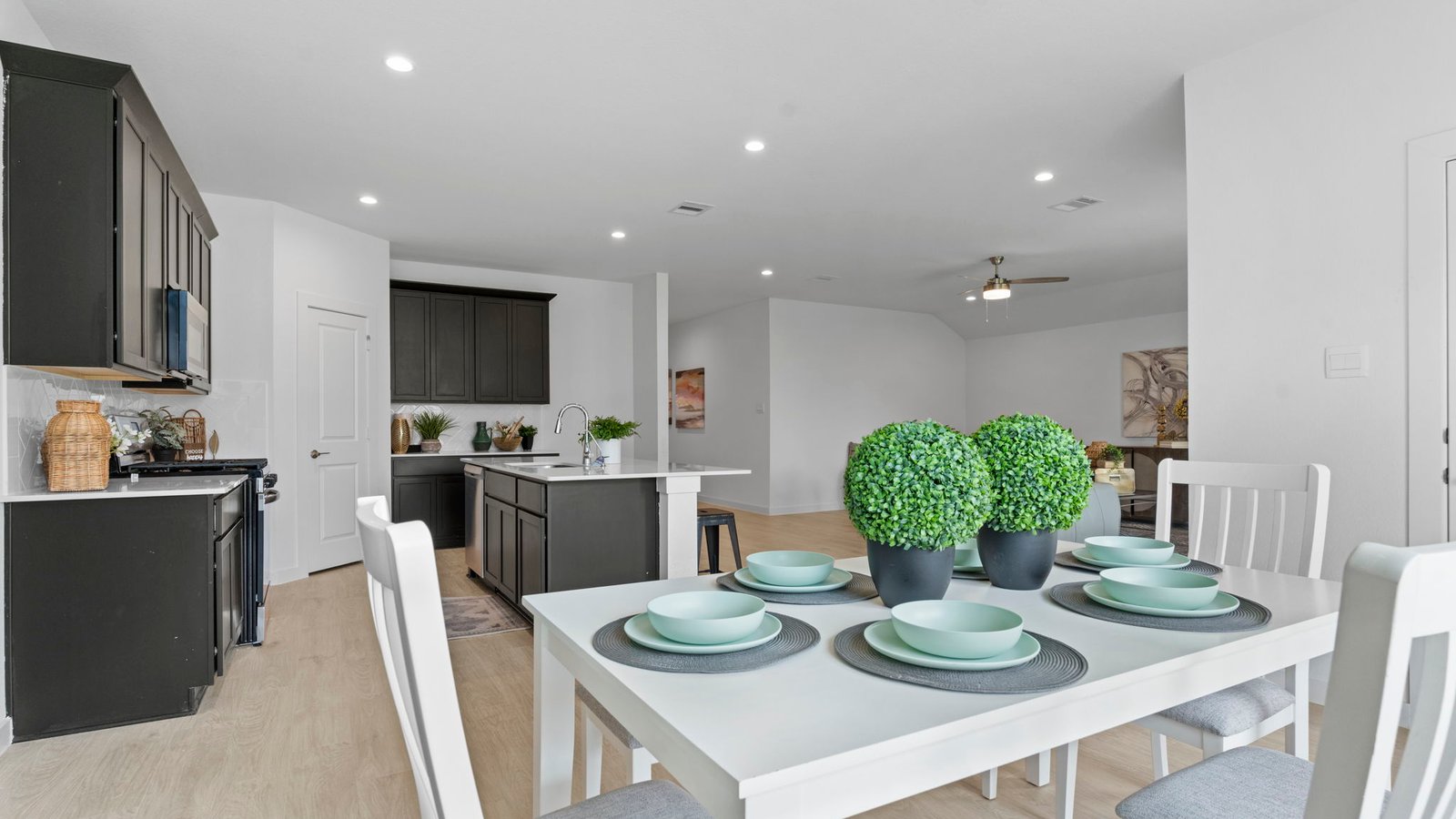 Cozy dining nook space next to kitchen
