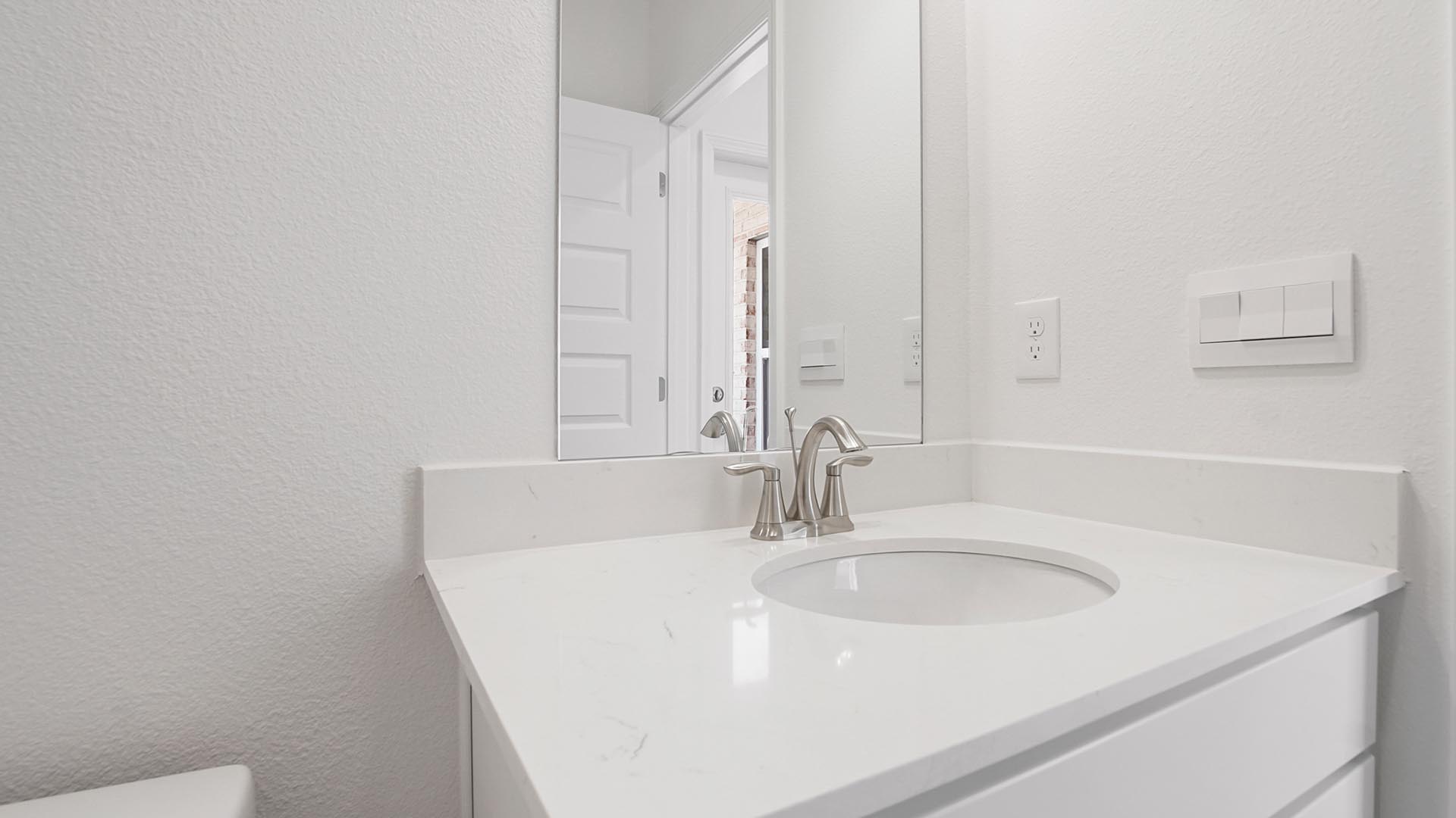 The full bathroom located of the living and breakfast area