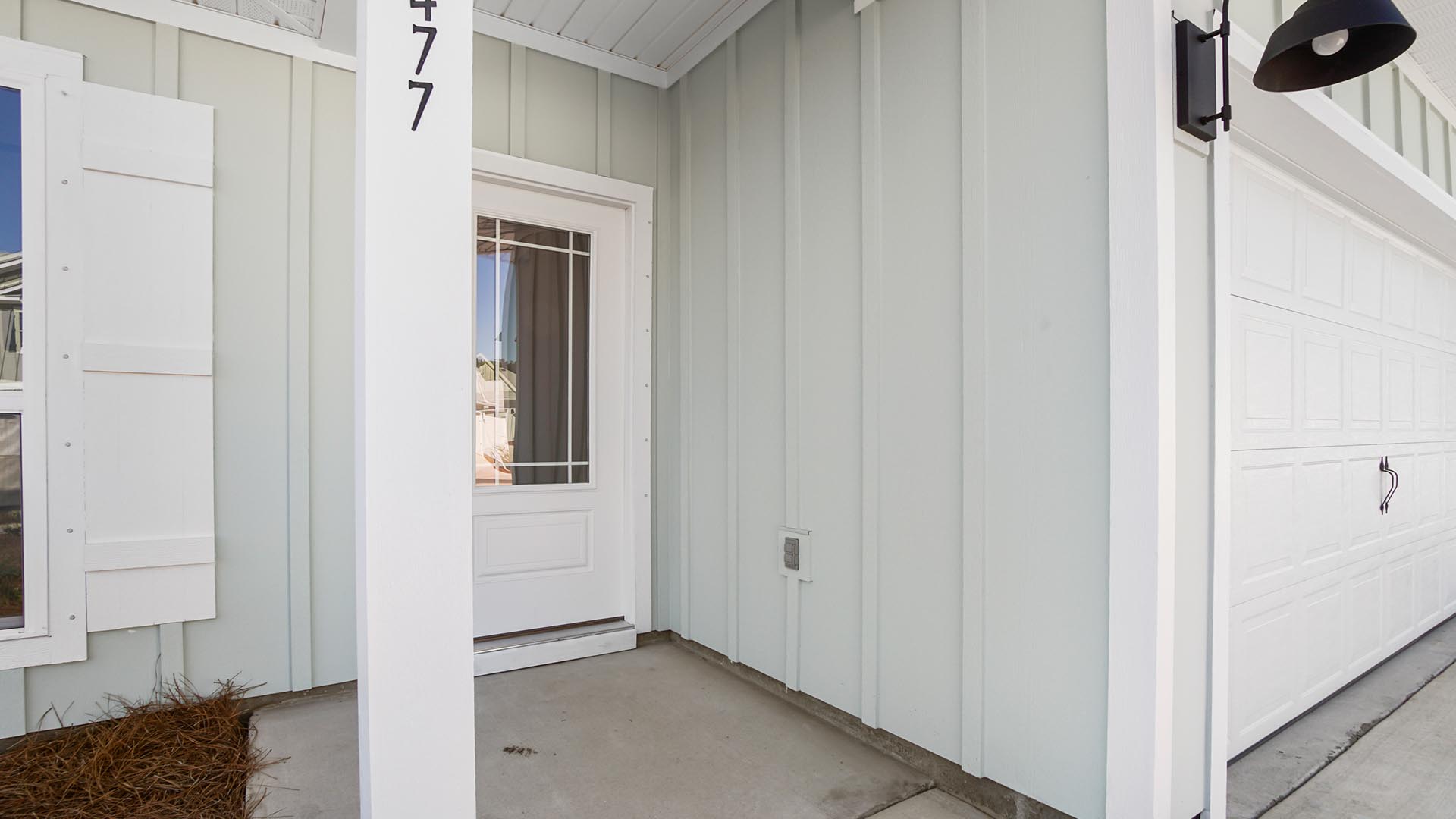 Covered entry leading to the entry door