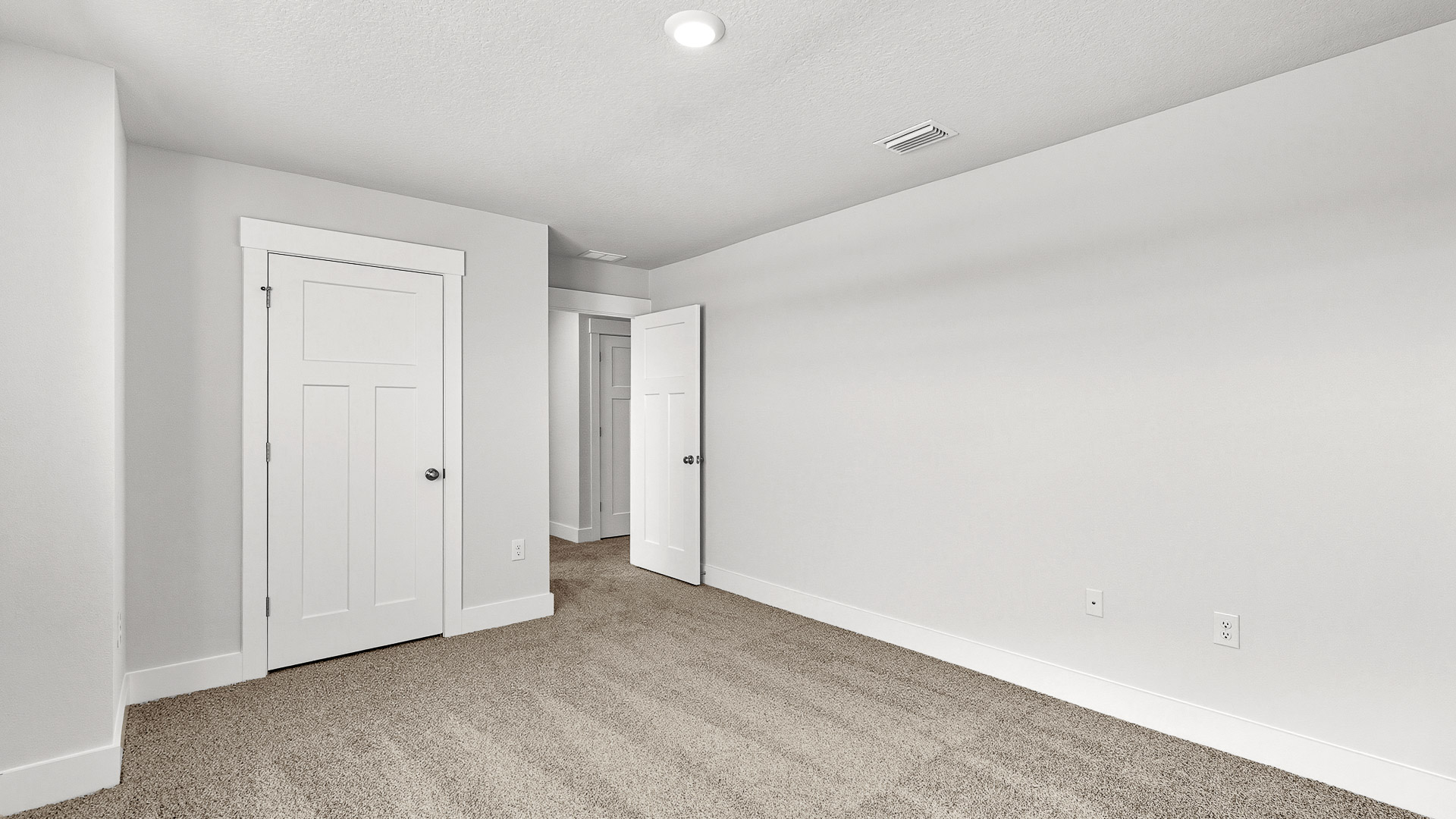 The guest bedrooms have carpet