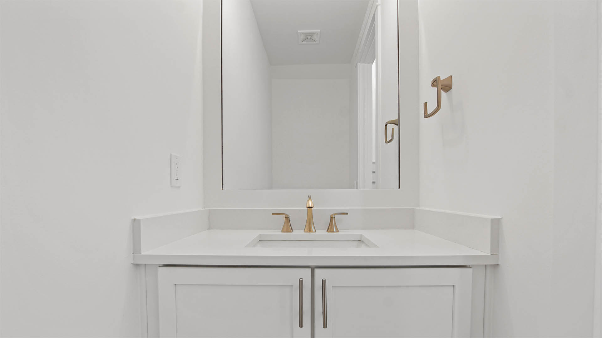 Powder bath with single vanity and quartz countertops