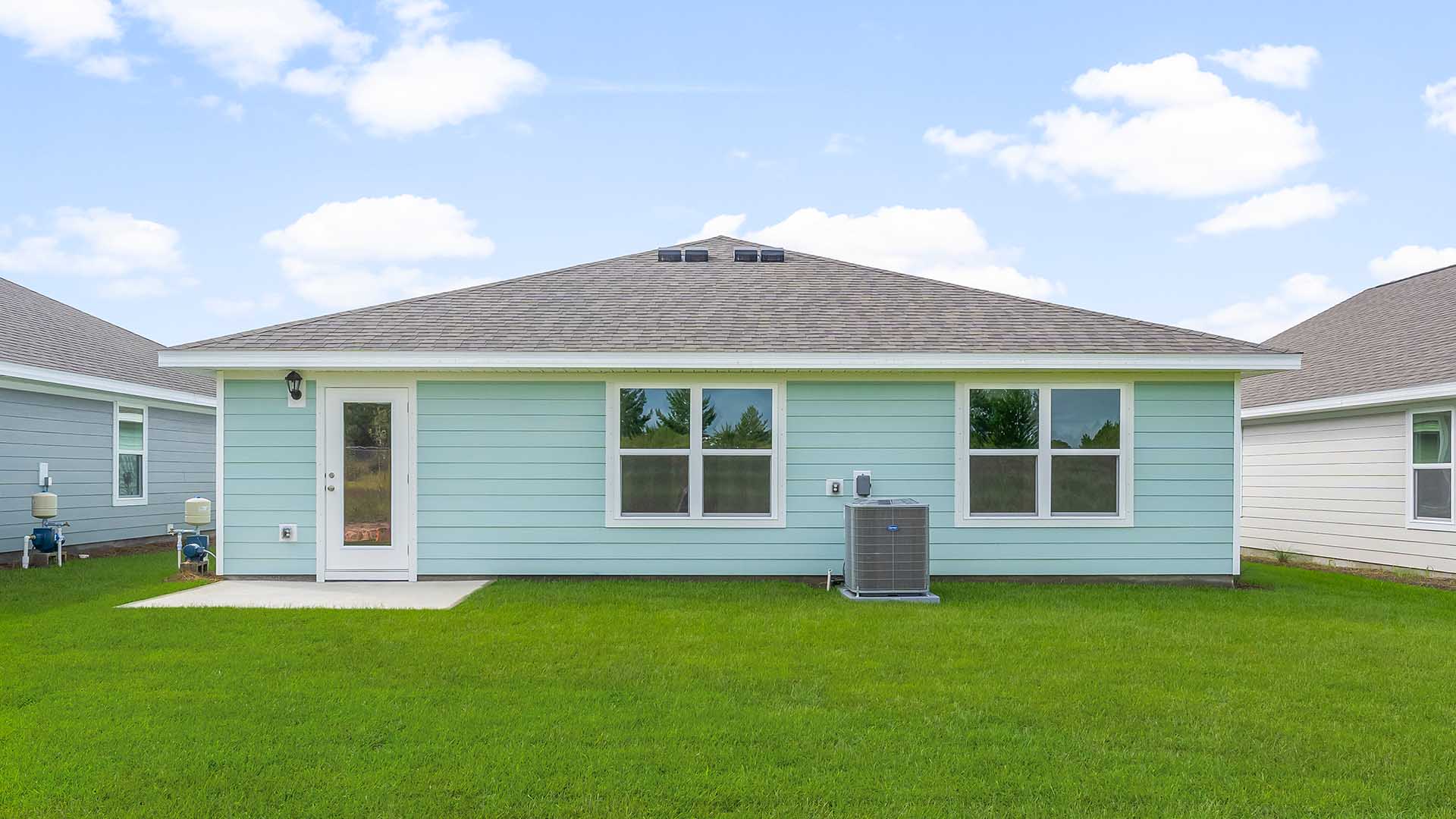 The exterior of the Freeport floor plan has vinyl siding and dimensional shingles